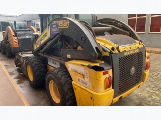 Mini Carregadeira New Holland L225 2015