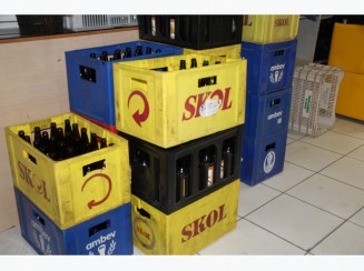 05 caixas térmicas de fibra e 45 caixas de cervejas diversas