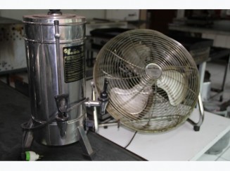 Máquina de fazer café e ventilador de mesa