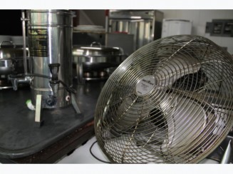 Máquina de fazer café e ventilador de mesa