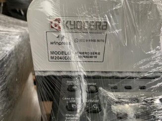 Uma impressora KYOCERA/M2040DN no estado.