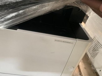 Uma impressora KYOCERA/M2040DN no estado.