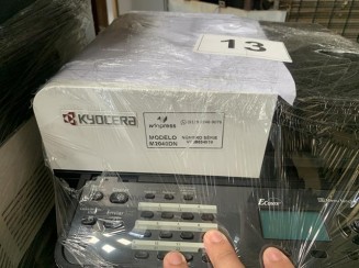 Uma impressora KYOCERA/M2040DN no estado.