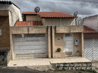 CASA EM ALMENARA-MG
