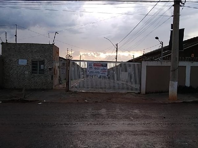 Casa em valparaiso de goias-go