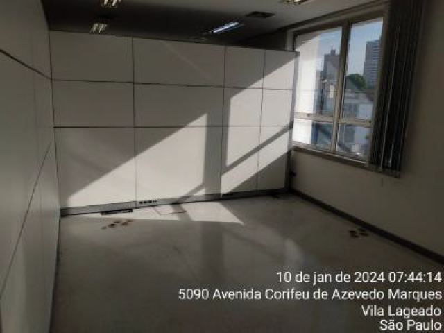 Prédio comercial de alto padrão – fachada espelhada