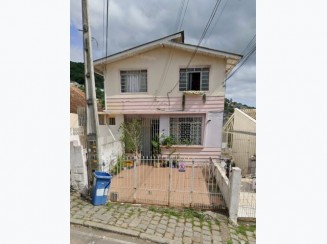 Casa residencial de 3 pavimentos com 300,01m² em terreno de