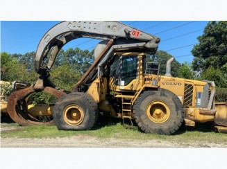 Carregadeira de Rodas Volvo L180F com Garra Florestal
